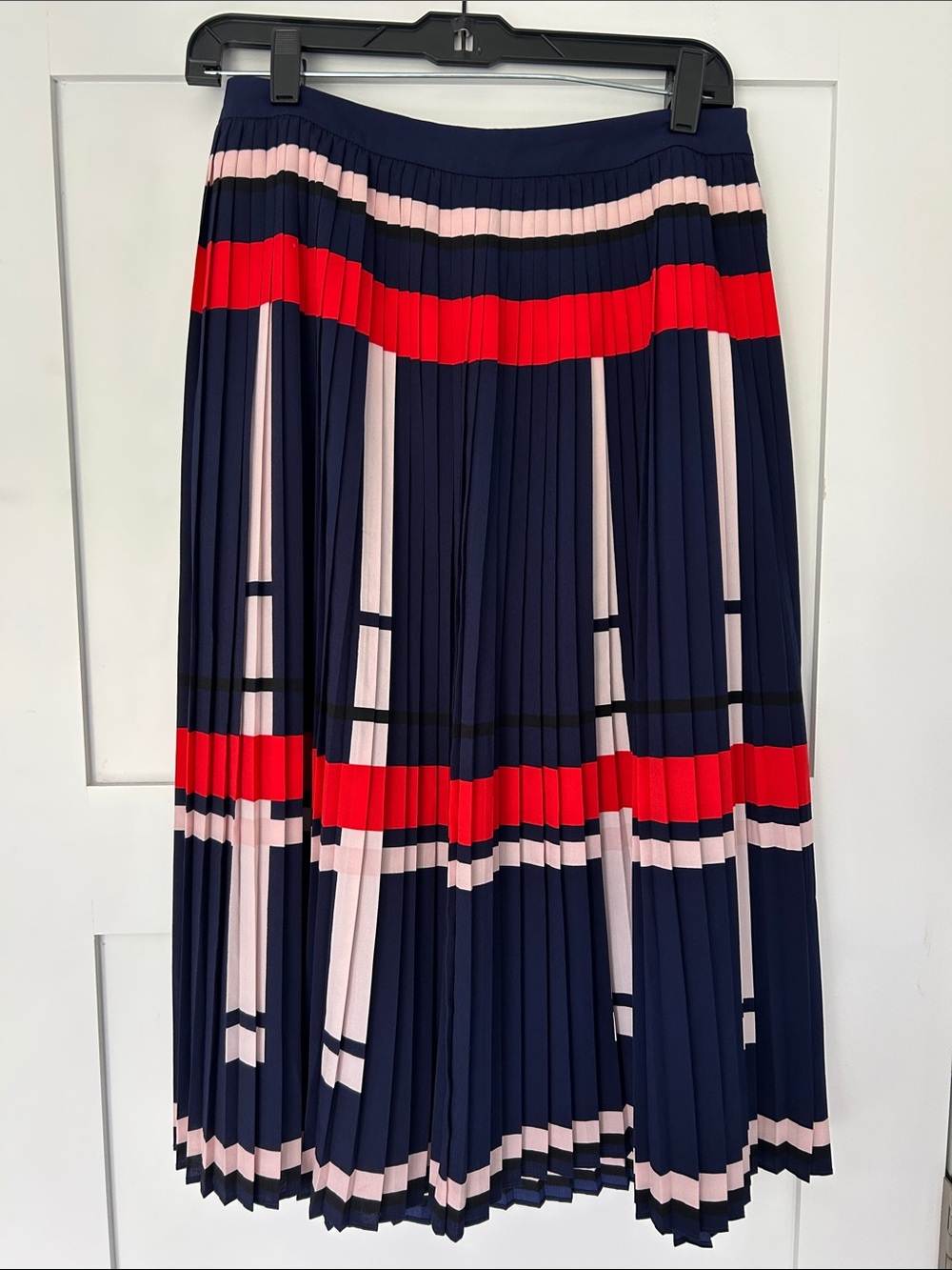 Pleated skirt with stripes